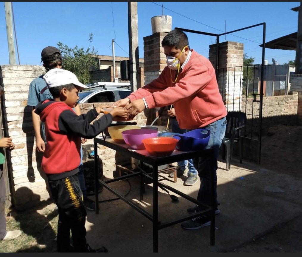 DiazRobertow's tweet photo. Hoy estuvimos con el plan de emergencia alimentaria (R.E.A) nuevamente en el barrio Teresa de Calcuta Alderetes.
#ROBERTODIAZ concejal
@gerardohuesenok legislador
#RICARDOBUSSI conducción
SOMOS FUERZA REPUBLICANA!!!!! https://t.co/QxhBjoF5Or