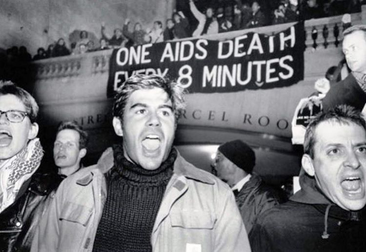 Толпы спид ап. Питер Тэтчелл и знаменитости. AIDS Activism. Act up организация.