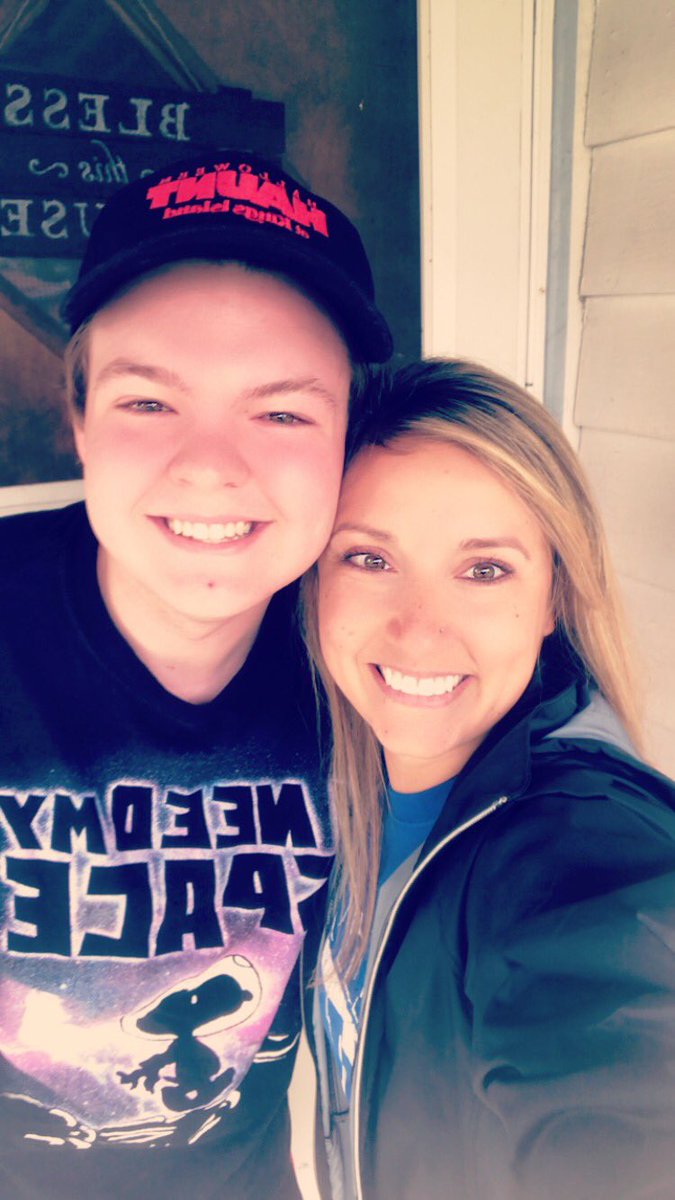SammiKateP's tweet photo. Warming up after some HHS Adopt-A-Senior Visits 💙🤍 Wishing I could afford to “adopt” all the former Wilson babies! I needed their sweet smiles today! #bringingsunshineonacloudyday #quarantinegraduates #proudteacher https://t.co/qLNPDDZJlB