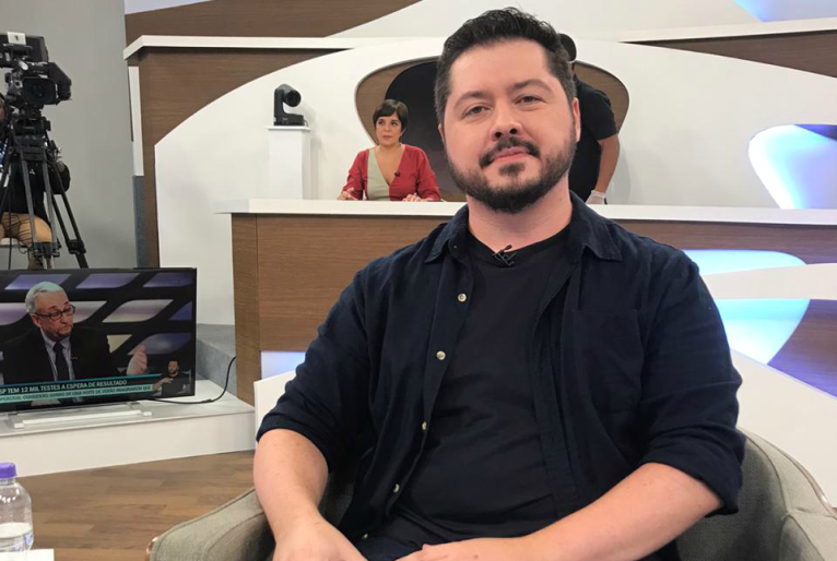 tvcultura's tweet photo. Amanhã, tem @oatila no #JornaldaCultura. O biólogo vai falar sobre o impacto da pandemia de coronovírus no Brasil e no mundo. Às 21h15, na @TVCultura: https://t.co/Kix9sNwJF8 https://t.co/p8k3CAu5GR