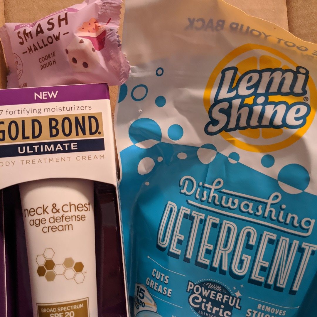 anniem695's tweet image. Got a great #SpringVoxBox from @influenster today and I am sure the @Smashmallow won&apos;t last long!!! influenster.com/deeplink/photo…