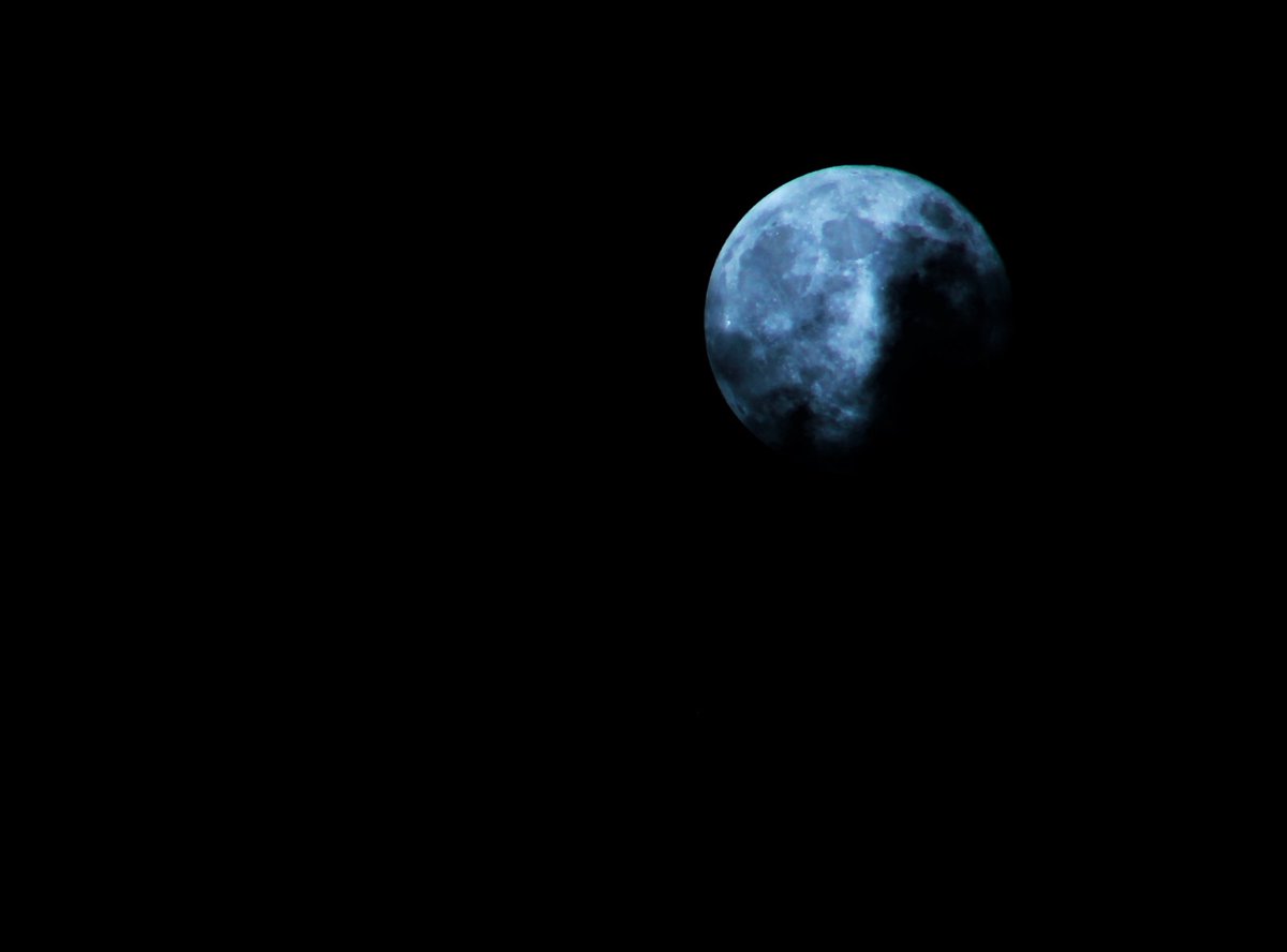 rubipg19's tweet photo. Abro hilo de la superluna de ayer atravesada por las nubes https://t.co/r9QcpN150C