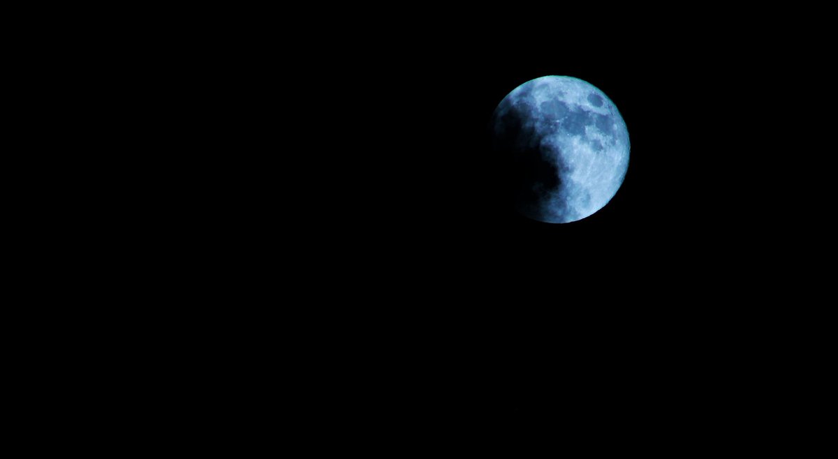 rubipg19's tweet photo. Abro hilo de la superluna de ayer atravesada por las nubes https://t.co/r9QcpN150C