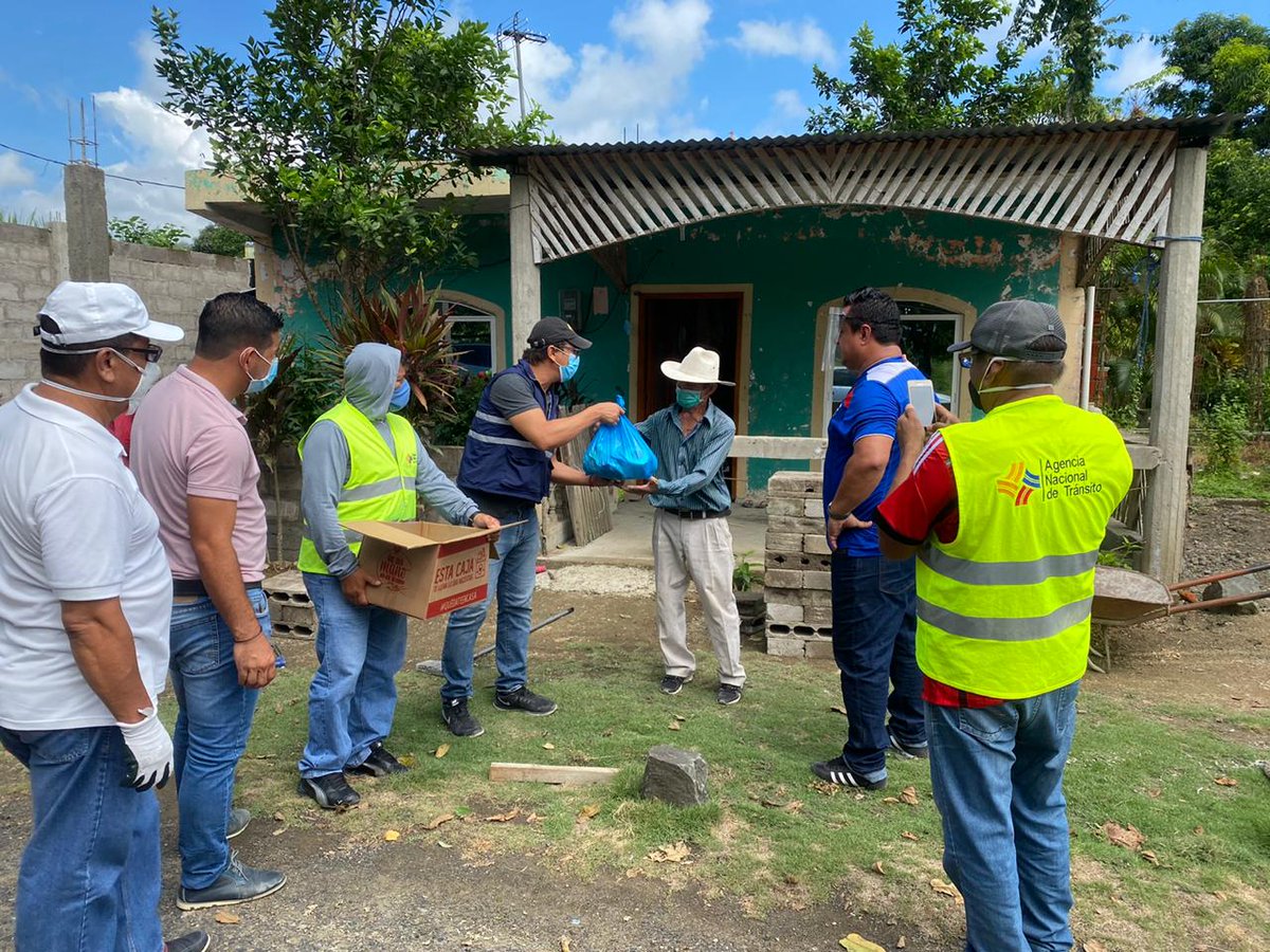 PaoloMartinett's tweet photo. Gracias al aporte de la empresa privada realizamos la entrega de víveres a las personas que más lo necesitan, hoy lo hacemos en el sector Loma Linda de la Parroquia Colón en #Portoviejo #QuedateEnCasa. @Lenin @ottosonnenh @martinezjg @juanpazosc @ANT_ECUADOR @GoberManabi https://t.co/LkTbsMbqLR