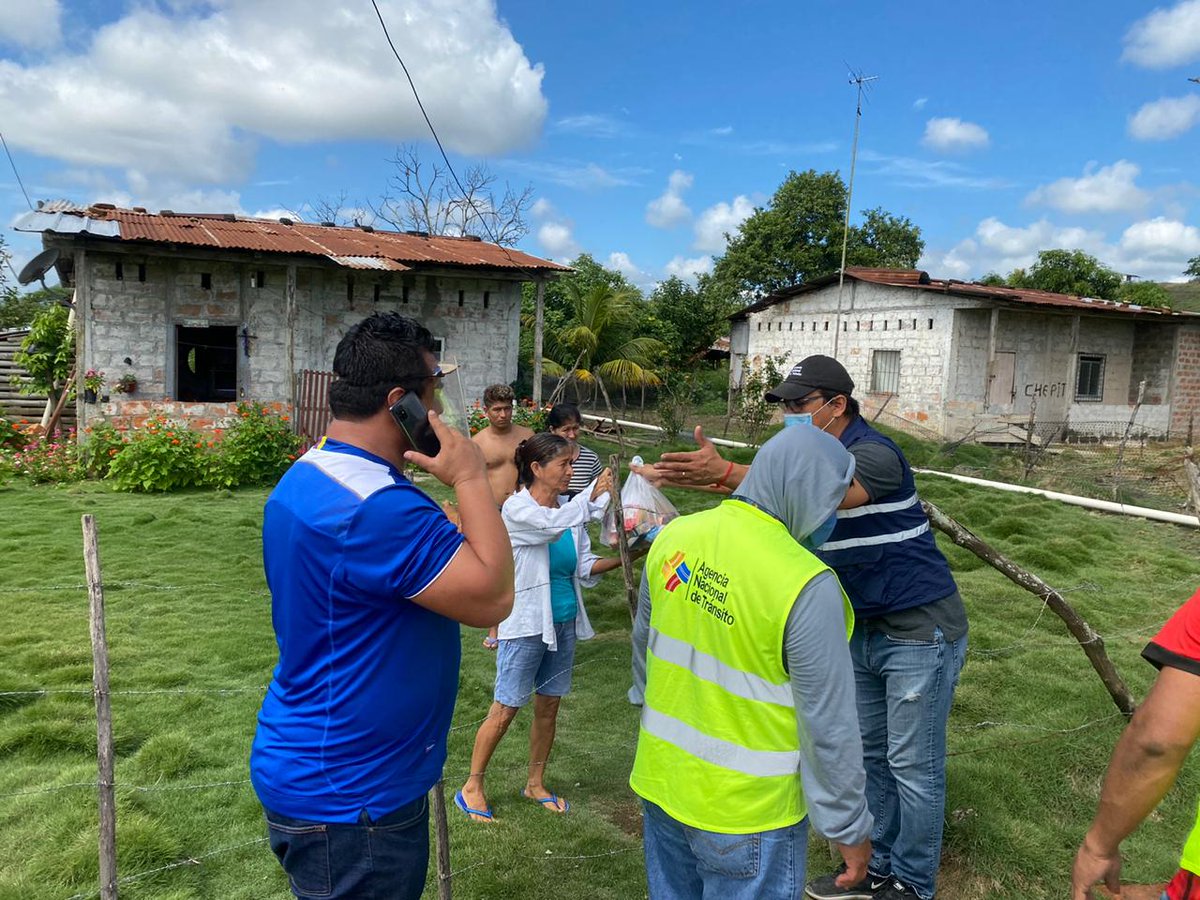 PaoloMartinett's tweet photo. Gracias al aporte de la empresa privada realizamos la entrega de víveres a las personas que más lo necesitan, hoy lo hacemos en el sector Loma Linda de la Parroquia Colón en #Portoviejo #QuedateEnCasa. @Lenin @ottosonnenh @martinezjg @juanpazosc @ANT_ECUADOR @GoberManabi https://t.co/LkTbsMbqLR
