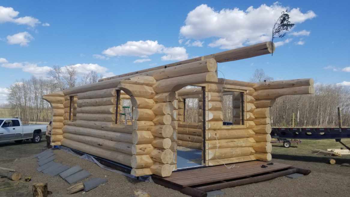 MH_WoodS's tweet image. Our small cabin has been reassembled at it&apos;s home near Glendon, AB😊 Does anyone know the reason a log builder puts a small twig or branch on the build when it is complete? #logbuilder #loghome #logcabin #countryliving #customloghome #customlogbuilder