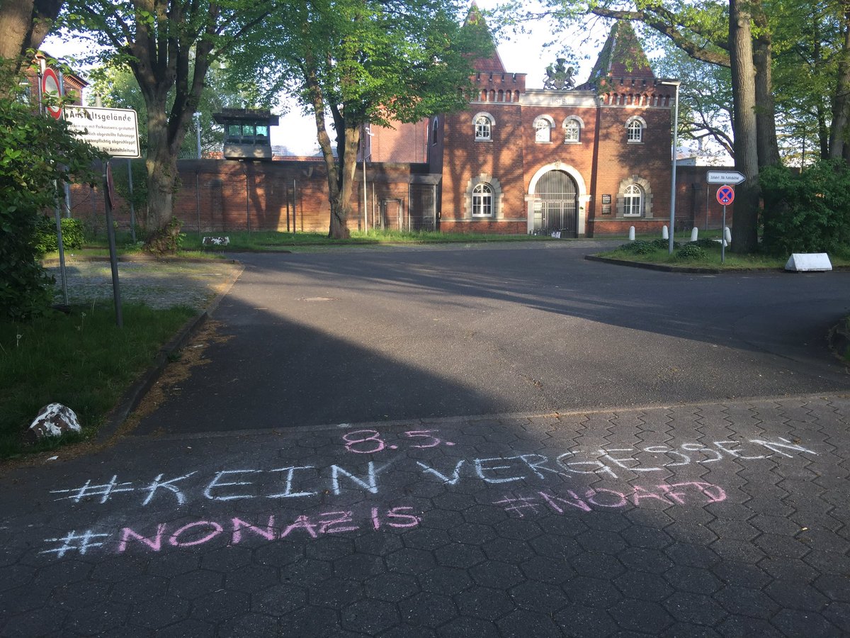 HandtINHandt's tweet photo. #Abendspaziergang durch #Hamburg #Fuhlsbüttel - der Weg führt uns vorbei an der #Gedenkstätte in #SantaFu : #KeinVergessen - 8. Mai - 75 Jahre #Kriegsende - Lasst uns den #Frieden verteidigen - #Liebe statt Hass - Lasst uns #füreinander einstehen ! credit: Foto Anette Handt https://t.co/ymIEkhgqFD