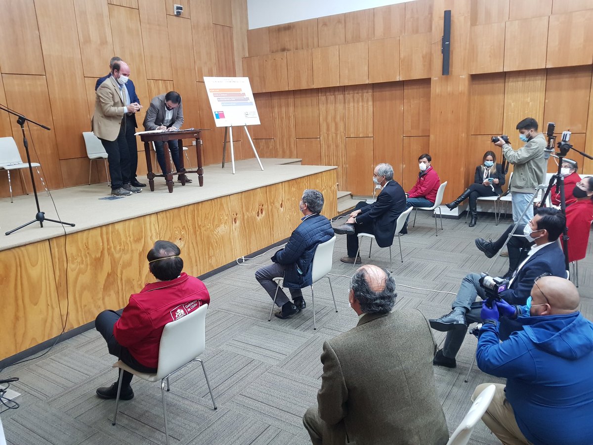 mop_maule's tweet photo. Subsecretario, Cristobal Leturia; el Intendente del Maule, Pablo Milad, y el Presidente del CORE, Juan Andrés Muñoz, suscribieron convenio de programación para la pavimentación de 731 kms. de caminos rurales con una inversión de $95 mil millones entre 2020 y 2025. #VialidadMOP https://t.co/UoyjFO1UHw