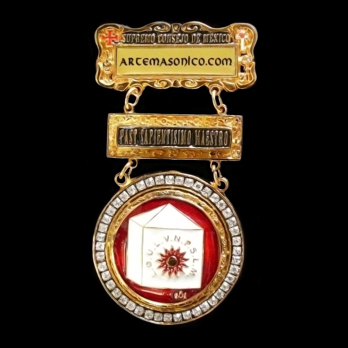 artemasonico's tweet photo. PAST SAPIENTISIMO MAESTRO. 
Ha dado el primer paso sobre del umbral, el primer paso hacia el santuario interior y el corazón del templo. 
JOYA LITÚRGICA. 
Medalla circular con la piedra cúbica en el centro, con un sol y las iniciales: 
L . Q . U . L . V . N . P . S . L . M . https://t.co/af1D6lEuBi