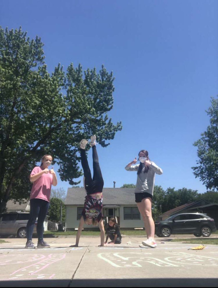 WamegoS's tweet photo. We ❤️ our teacher! Here’s some more “chalk bombings” https://t.co/72MLHdeOlG