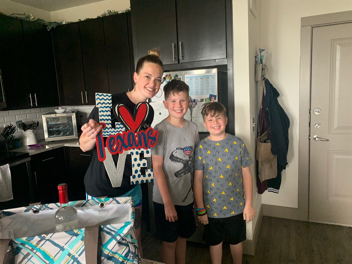 stephmiller220's tweet photo. Ignore my “I just cleaned my apartment” look, but I GOT TO HUG ONE OF MY 4th GRADERS today &amp; all is okay in the world! #TeacherAppreciationWeek #TeacherAppreciationWeek2020 https://t.co/asDx9wyUtb