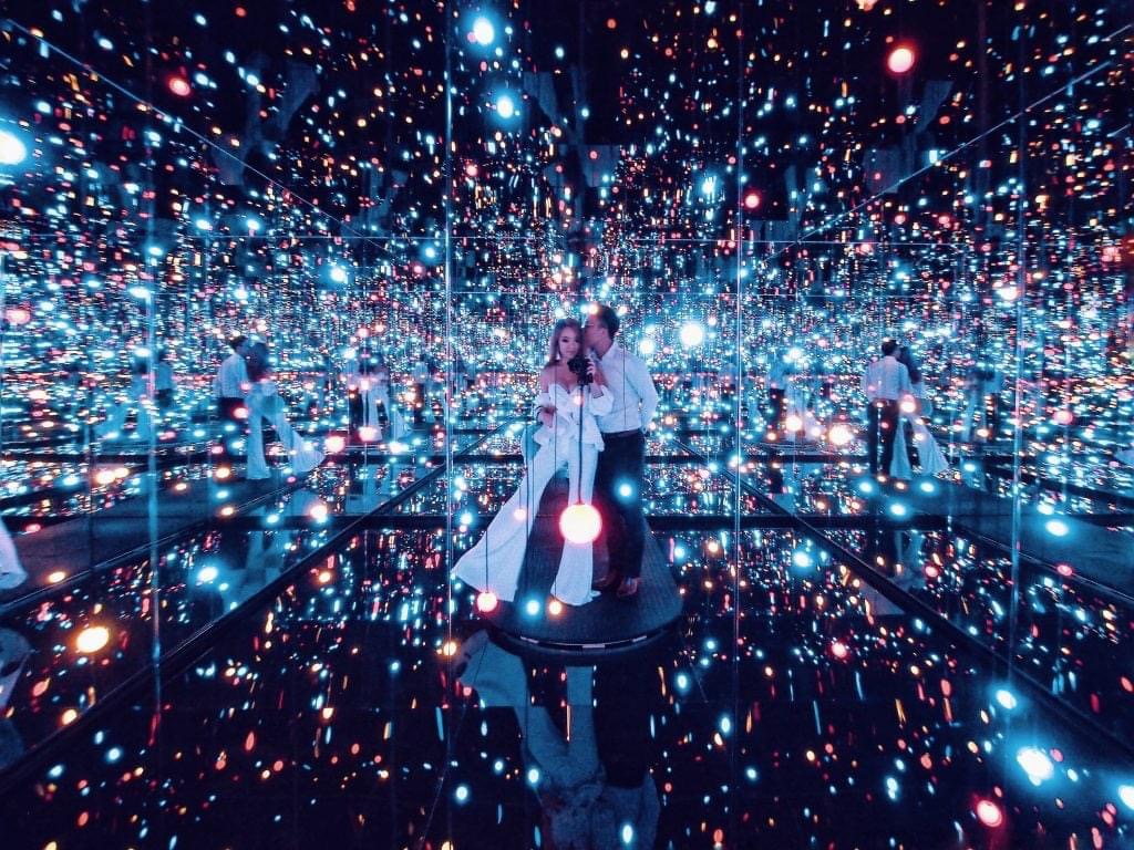DONDEIRweb's tweet photo. Desde tu sofá, cama, hamaca o donde estés viaja a las “Infinity Rooms”, de Yayoi Kusama. ✨ https://t.co/eSMrTa645X https://t.co/OfovQY1uOR