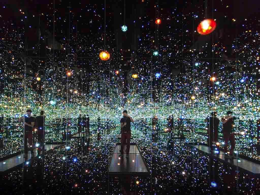 DONDEIRweb's tweet photo. Desde tu sofá, cama, hamaca o donde estés viaja a las “Infinity Rooms”, de Yayoi Kusama. ✨ https://t.co/eSMrTa645X https://t.co/OfovQY1uOR
