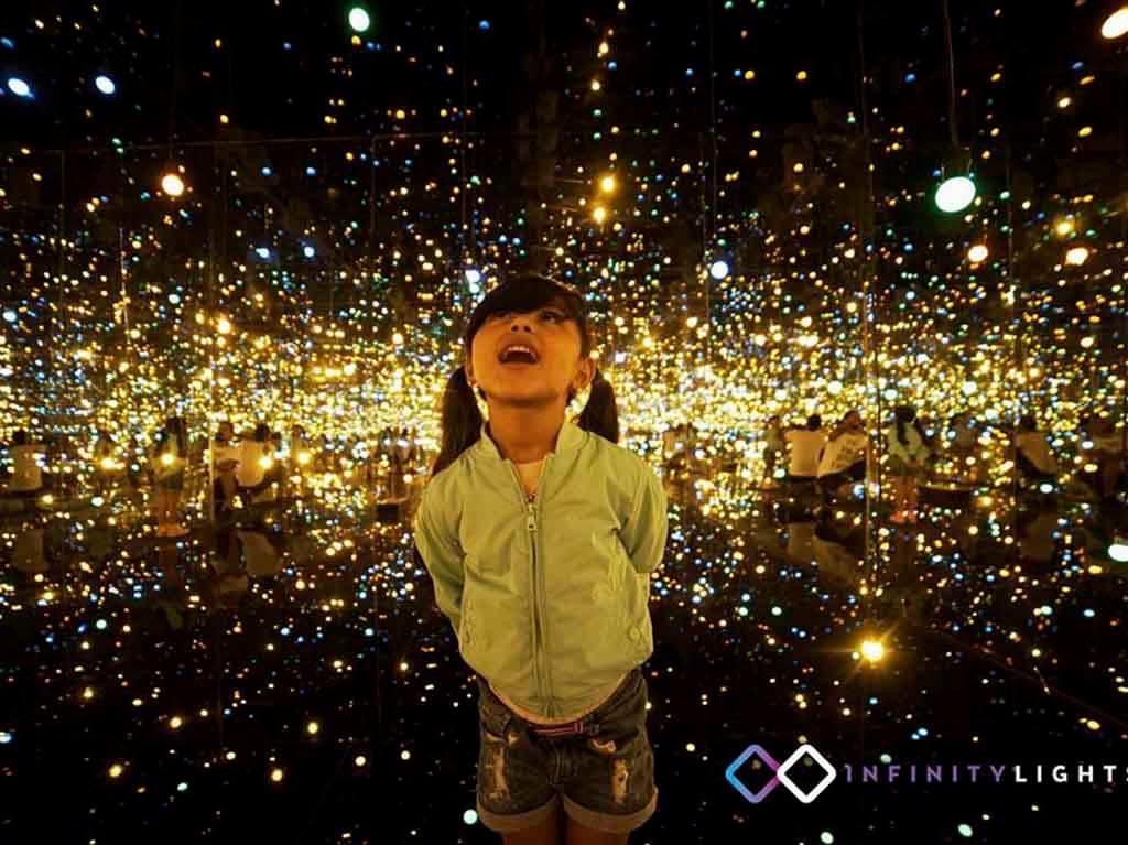 DONDEIRweb's tweet photo. Desde tu sofá, cama, hamaca o donde estés viaja a las “Infinity Rooms”, de Yayoi Kusama. ✨ https://t.co/eSMrTa645X https://t.co/OfovQY1uOR