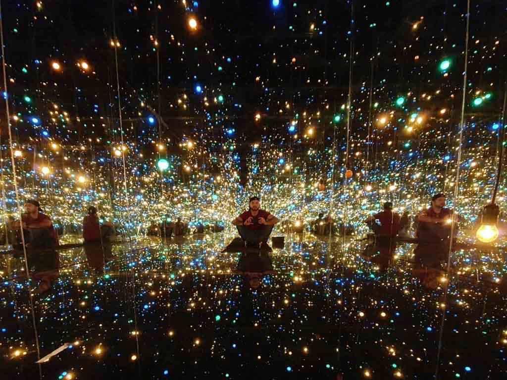 DONDEIRweb's tweet photo. Desde tu sofá, cama, hamaca o donde estés viaja a las “Infinity Rooms”, de Yayoi Kusama. ✨ https://t.co/eSMrTa645X https://t.co/OfovQY1uOR