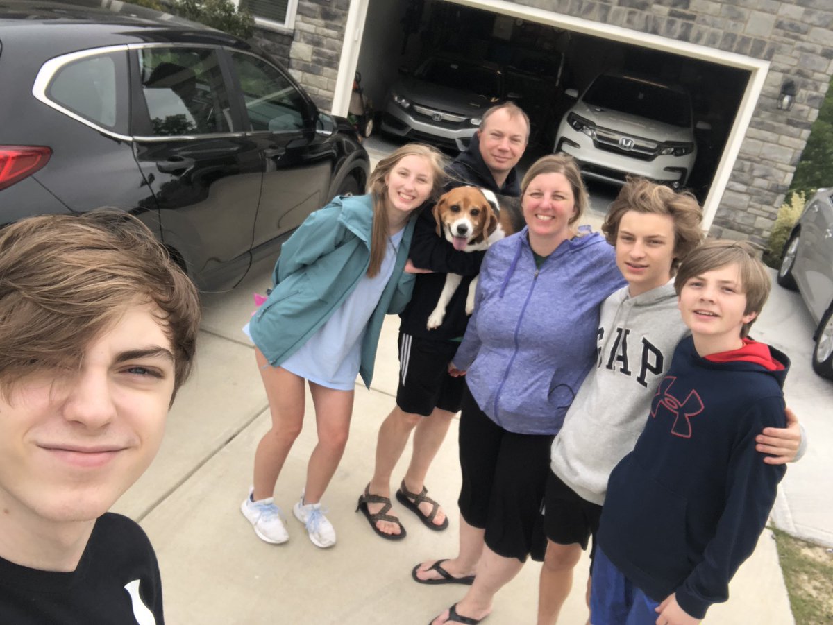 kozakkm's tweet photo. It was a nice way to end Friday after a week of last classes with my seniors walking w/ my fam @cghsnc ‘19, ‘21, ‘24 and ‘25. I 💚 you class of 2020!
#Gibbons2020Challenge @athleticscghsnc https://t.co/dd9SgmG4Ej