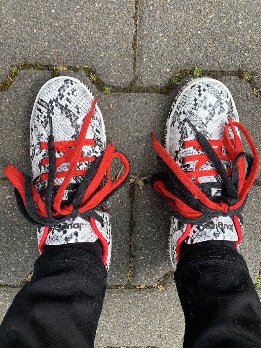 BackschafterBo's tweet photo. @Ingeborch Meine neusten Schuhe:
Nicht zu auffällig. Bin ja fast 40 https://t.co/mT7eq5JBrx
