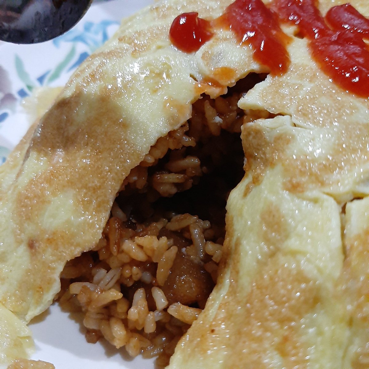 DAY #16 ㅡ 09/05 04:03 AMI MADE OMURICE WITH NU'EST LOGO ON IT I HAVE MY PREDAWN MEAL WHILE CELEBRATING NU'ESTS COMEBACK #뉴이스트_JR_아론_백호_민현_렌  #NUEST  #NUEST_The_Nocturne