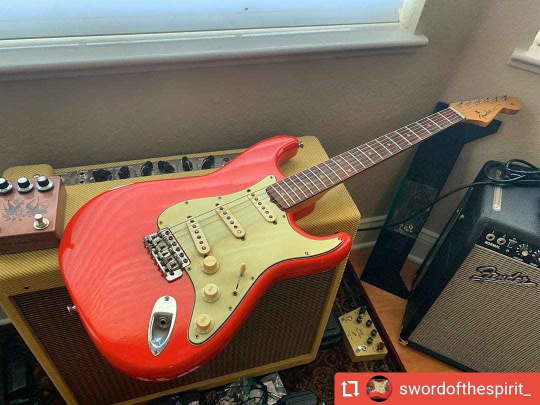 EffectsHello's tweet photo. Great to see a tagboard SRV mod TS808 in such prestigious company
#Repost @swordofthespirit_ (with @report.for.insta)
...
One 1959’ Bassman / one @hellosailoreffects TS808 🪓 Tone Axe. #earthmovers #bassmaniajp #fendertelecaster #fenderbass #guitarra #srvv #bassmania #srv #guitar https://t.co/gT77jfxve4