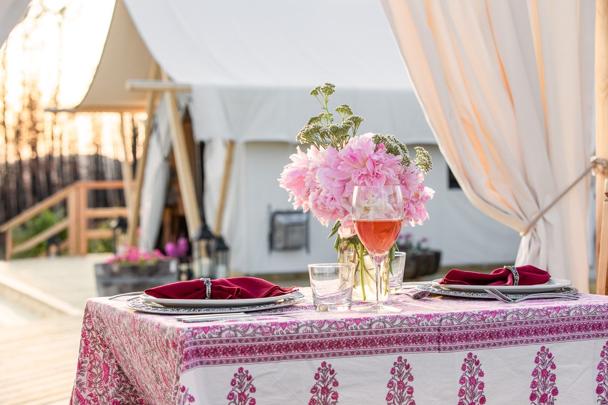 Peekaboo view number two!

Another element of the Siwash Star Camp™ — fine alfresco dining.

#ExploreBCLater #RoamBCFromHome #CCCLives

PC: <a href="/taylormichburk/">Taylor Burk</a>