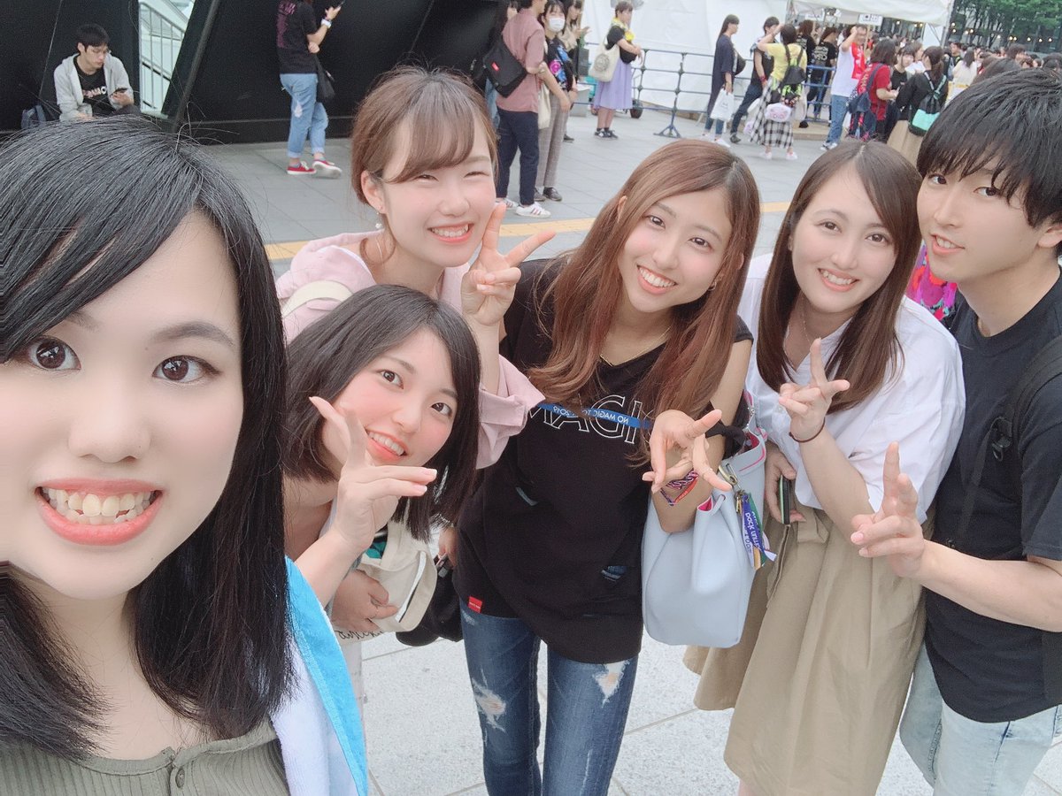 wth___bknb's tweet photo. 何かの壁にぶつかった時って
やっぱり差し伸べて貰った手を
素直に掴める人になりたいと思う

もうちょっと興味関心を持とう
寄り添ってくれる人は大事にしよう

そんな中で髪を20cm以上切りました
失恋はしていませんが、気分転換です

なんでか分からないが心も軽くなりました
みんなに会いたいです https://t.co/AJ1yB1jGoe