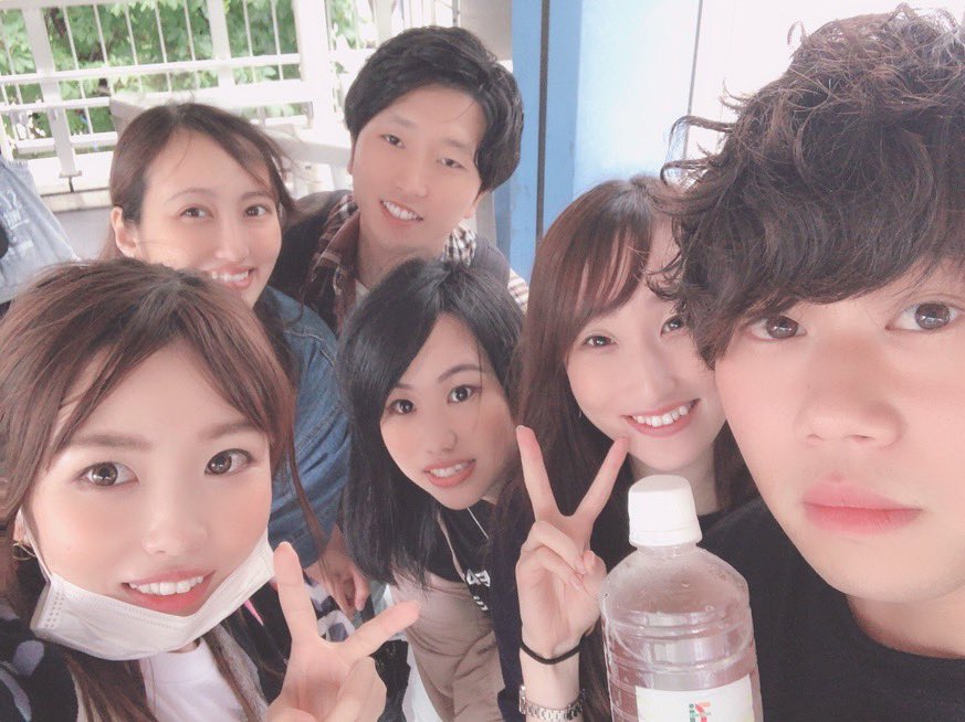 wth___bknb's tweet photo. 何かの壁にぶつかった時って
やっぱり差し伸べて貰った手を
素直に掴める人になりたいと思う

もうちょっと興味関心を持とう
寄り添ってくれる人は大事にしよう

そんな中で髪を20cm以上切りました
失恋はしていませんが、気分転換です

なんでか分からないが心も軽くなりました
みんなに会いたいです https://t.co/AJ1yB1jGoe