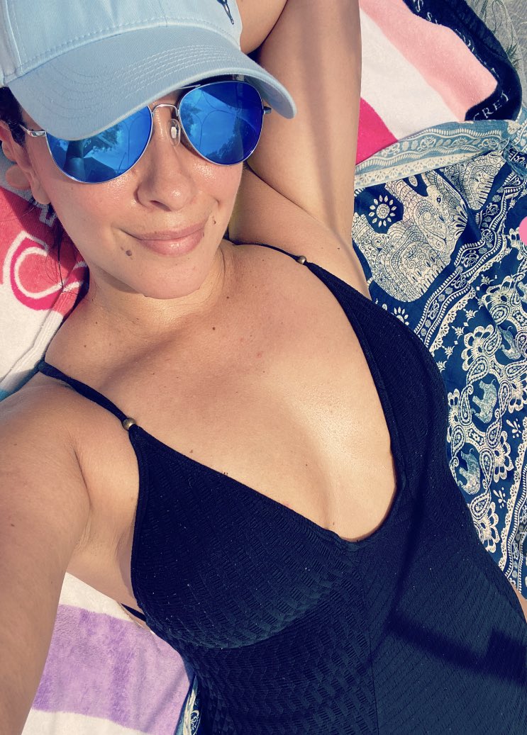 valebarrigatv's tweet photo. “Hello weekend” since the pool is not open yet... I had to improvise ☺️|| Got this súper cool mosquito net and works perfect to tan without worrying about our little bug 🐜 friends! 💯
#fridayvibes #tanning #timetotan #sunnyday #vitaminc #fridayfunday #atmicasa https://t.co/jD3B4FMAWr