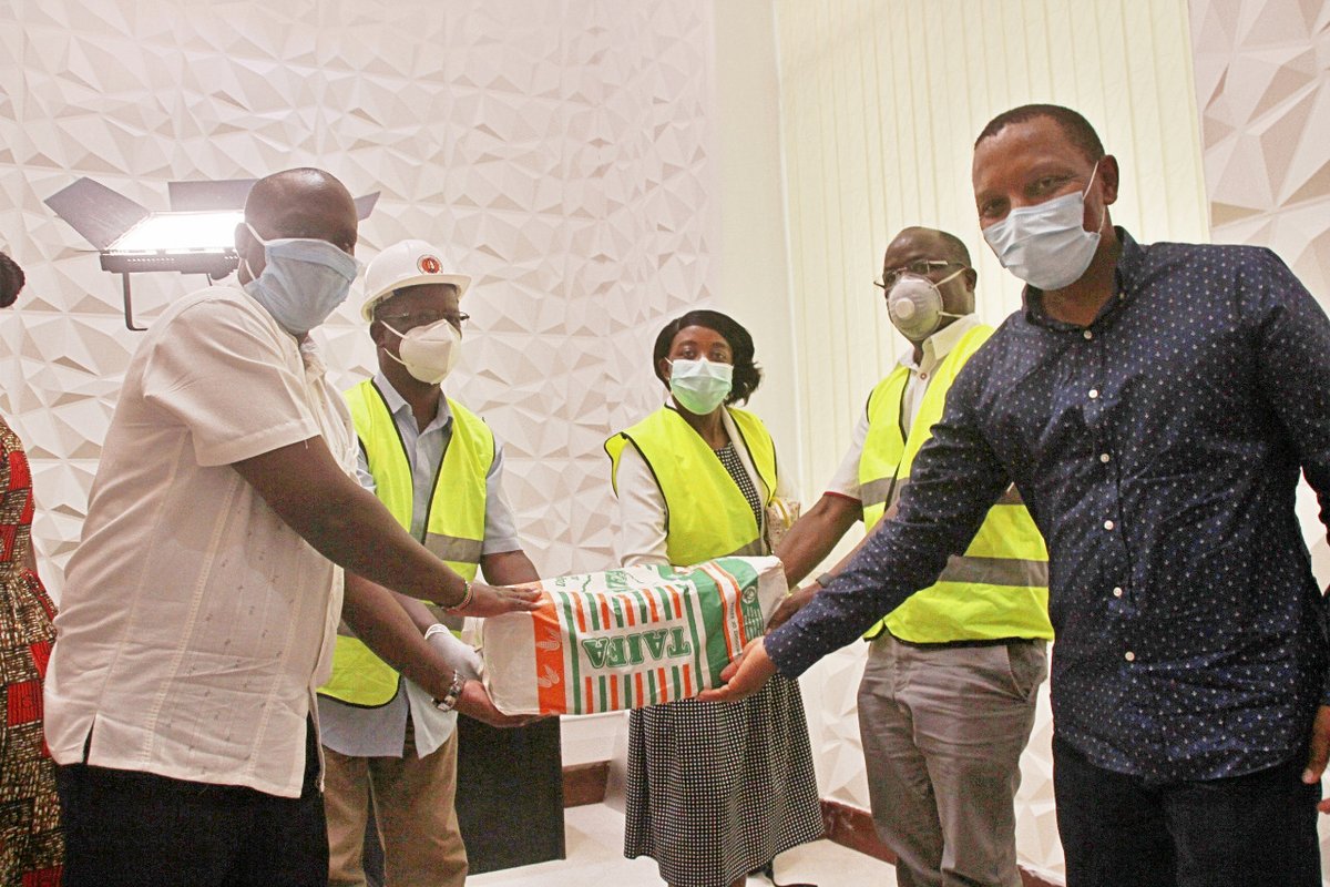 GraceKagondu's tweet photo. Mombasa County Deputy Governor and Commissioner receive donations from IEK Coast Branch presented by Eng. Zachary Ang'anya, Eng. Roselane Ambasi IEK Coast Chair) and Eng. Mordecai Omenda https://t.co/UglZT2ekYs