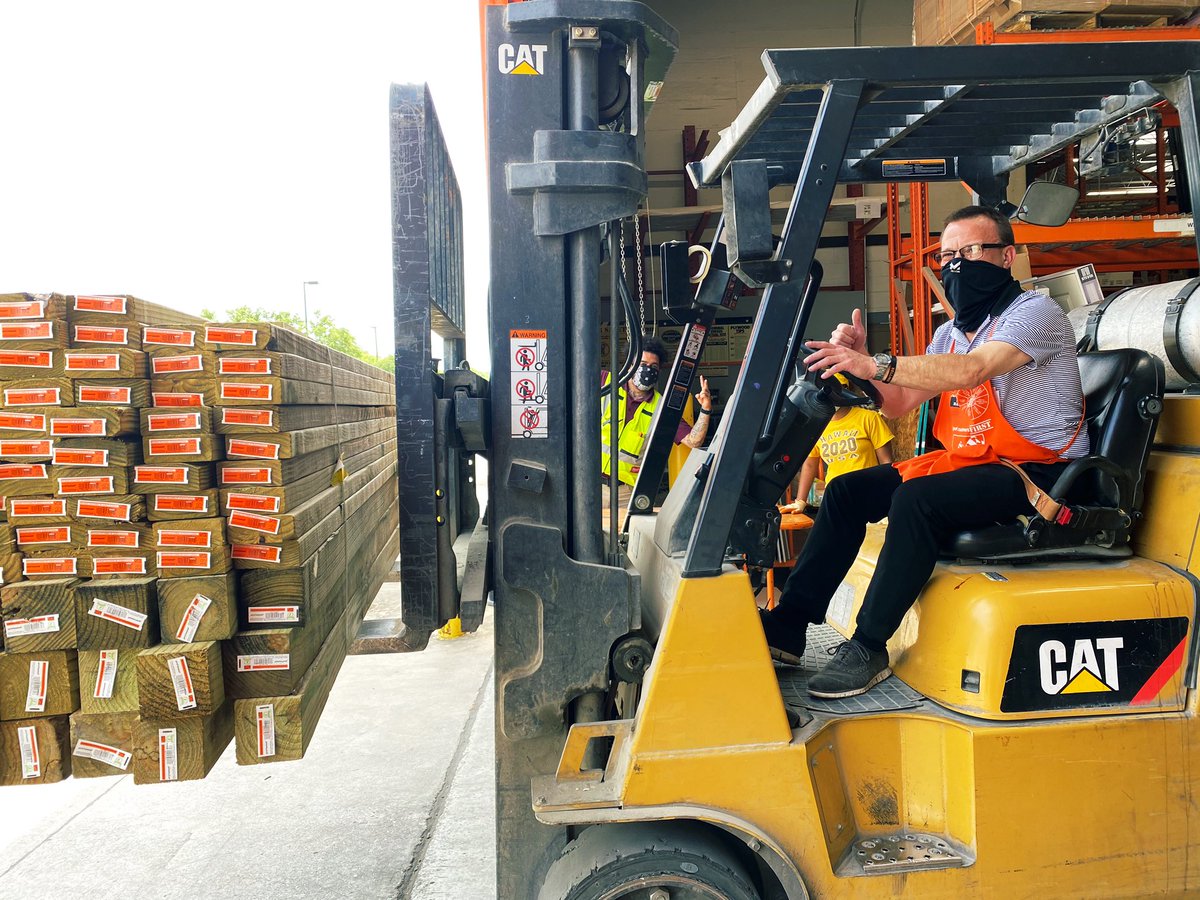 our awesome manager <a href="/TuttleLouis/">Louie</a> helping out our delivery team this morning!! thanks for everything you do at #THD0580 WE APPRECIATE YOU 🙌🏻🎉🥳 #WinningAtWindsor #WayToGoBoss
