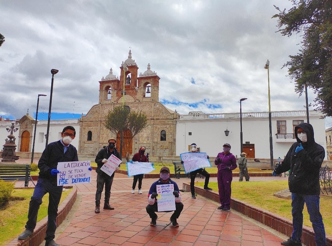 RiobambaProgre1's tweet photo. Los chicos de la @Unach_ec también se ponen #EnMovimiento frente a la gobernación de #Chimborazo para gritarle al gobierno #NoAlRecorte #NoAlRecortePresupuestario #Riobamba #RiobambaProgresista se metieron con la generación q no tiene nada q perder! https://t.co/9ZL5JQdJmi