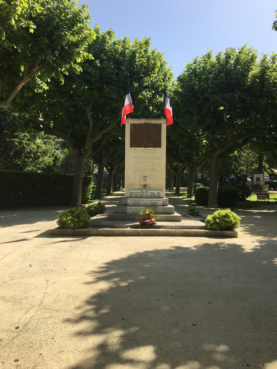 Fernand79844854's tweet photo. Une cérémonie bien particulière ce 8 mai. J’ai pu rendre hommage à tous ceux qui se sont battus pour notre liberté. 
Il y a 75 ans les français fêtaient la Victoire.
Restons solidaires, bienveillants, unis https://t.co/MT6SIQ1B4Z