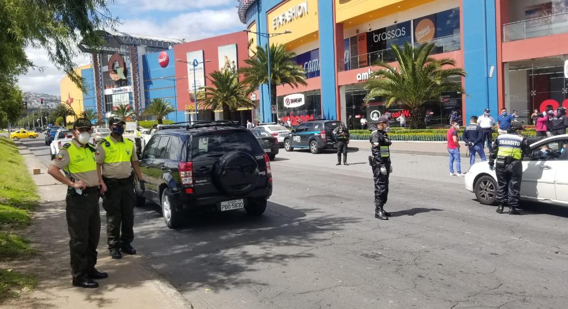 PoliciaEcuador's tweet photo. Operativos conjuntos con @AMTQuito permiten dar cumplimiento al control de circulación vehicular en el sur de la capital #UIO #DistQuitumbe #DMQ https://t.co/K6ngK5t5uu