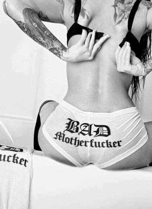 Yalnızlığın ten rengi yoktur ama, 
Benimki sarışındı biraz...🖊️