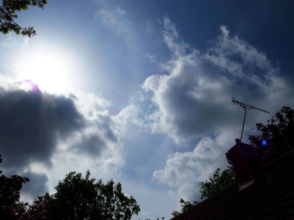angegarrod's tweet image. Another 22 degree #SolarHalo  today #atmosphericoptics #opticaleffects @BBCWthrWatchers #clouds @CloudAppSoc @StormHour