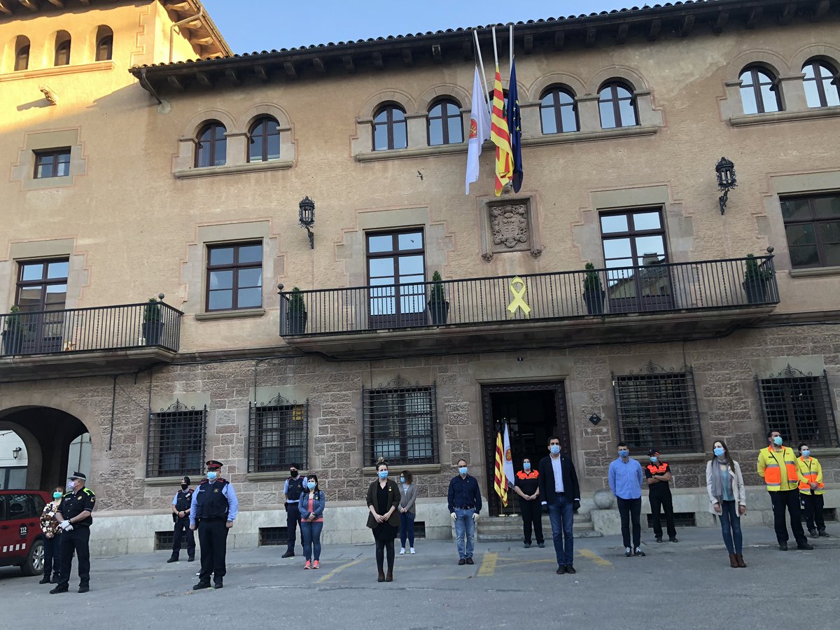📸Aquest vespre #Cardona ha fet tres minuts de silenci en homenatge a tots els cardonins i cardonines que han perdut la vida a causa del #COVID19.

🖤A tots ells i a les seves famílies el més sentit homenatge i i reconeixement. Cardona està al vostre costat!