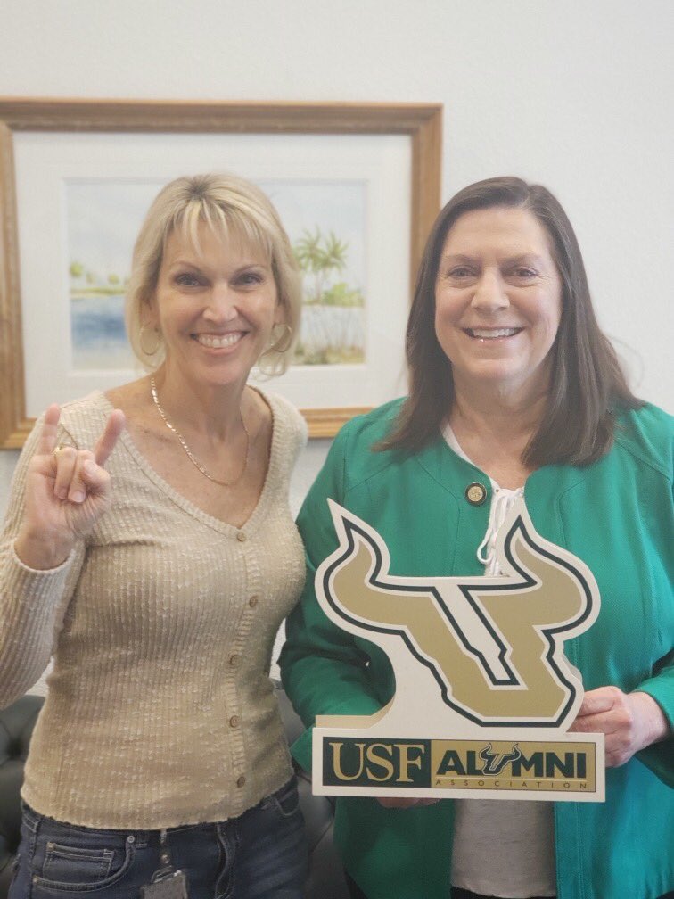 catmcewen's tweet photo. Lisa (East) Scotten (c/o '84) and I (c/o '79) wish our #BullsPride #Classof2020 unBulleviable success in your next chapter in life. #BullSpeedAhead #GoGreenforGrads @USFalumniAssn ! https://t.co/C1nKbU6myl