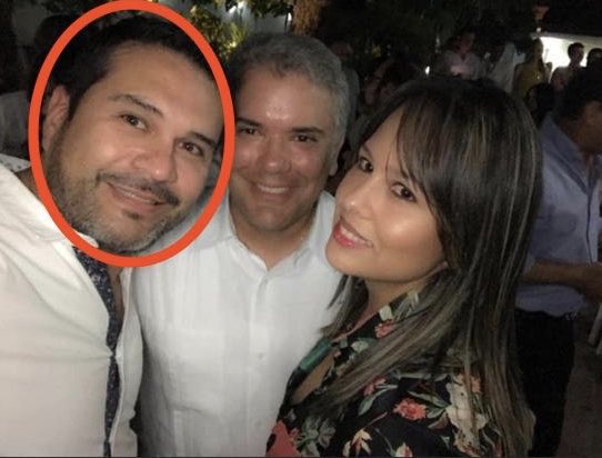 Este abogadillo (incurso en el delito de estafa) se llama Hollman Ibáñez (círculos). Es el que en nombre del matarife Uribe anda amedrentando judicialmente a congresistas independientes. play.wradio.com.co/audio/3499697 @elquelosdelata @JMVivancoHRW <a href="/migueldelrioabg/">Miguel Angel Del Río Malo</a>