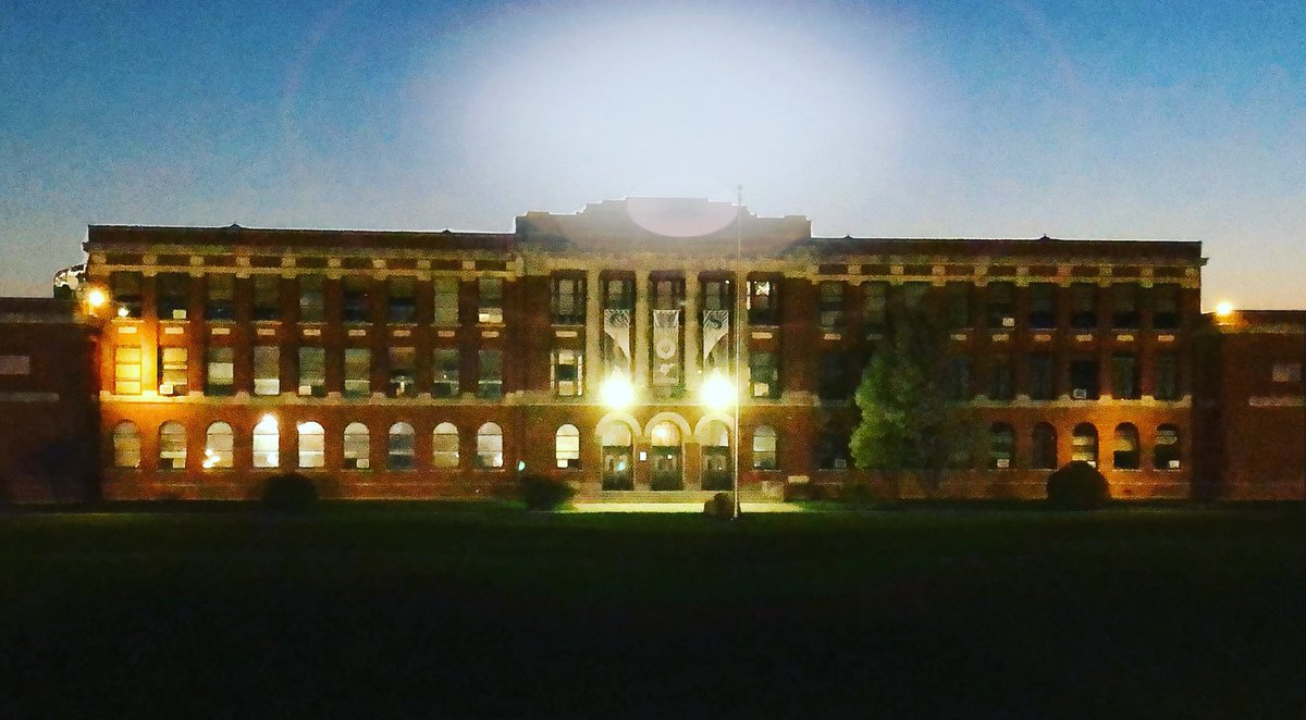 Lighting the stadium tonight at 8:20pm to honor our seniors!! Only two Fridays left!!
Remember social distancing!
#20minutes20seconds
#bethelight