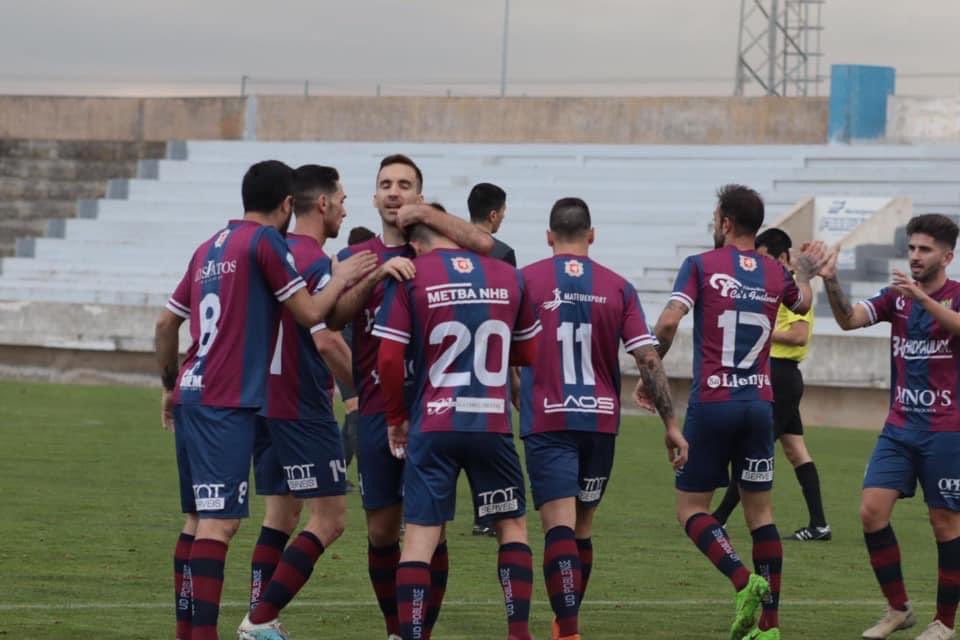 Oficialment som campions del grup balear de Tercera Divisió. Ens hagués agradat ser-ho després de 38 jornades, però per desgràcia les coses han vengut així. Sigui com sigui, GRÀCIES per una feina impecable <a href="/OscarTroya/">Oscar Troya</a> i equip 🔵🔴