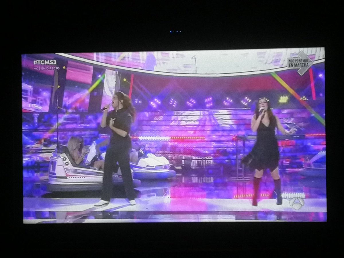 BriennedeDarth's tweet photo. Hòstia, quina fantasia! Hem parat a Antònia 3 i estaven fent una imitació de Camela i ATENCIÓ A L'ESCENARI!
#FuetadaLive https://t.co/8cFdcnkCfW