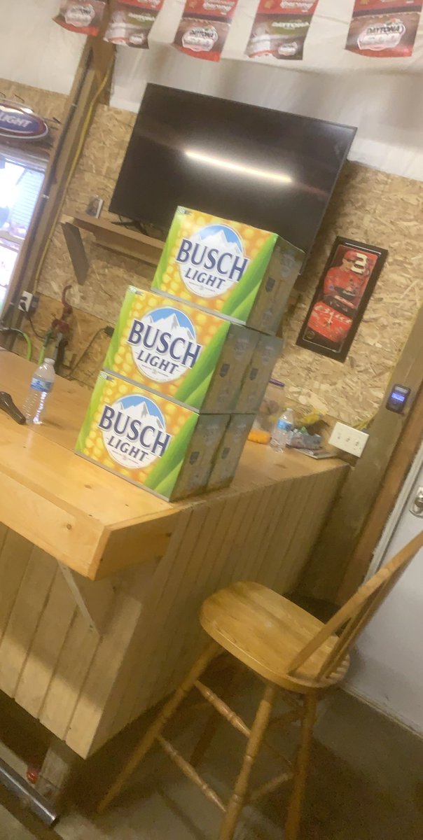 Blaineb64's tweet photo. Shuck yeah 👍🏻🍻 @BuschBeer https://t.co/FNCMJD3YVF