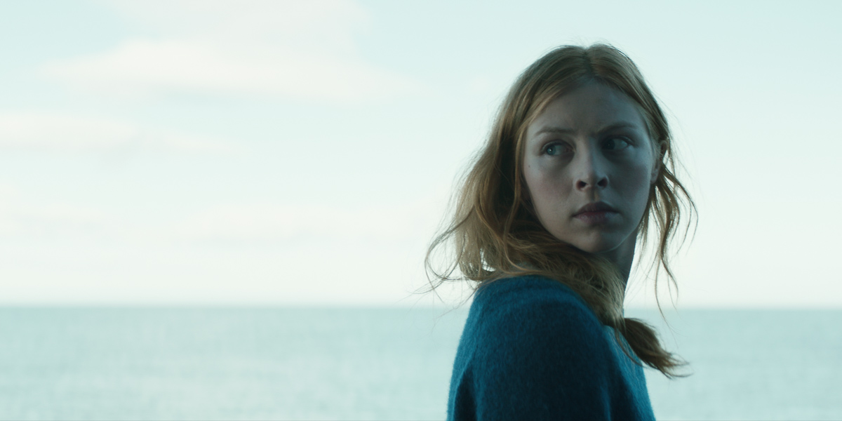 Sea Fever, ou quand The Thing rencontre Abyss.On est très loin de la qualité des deux modèles mais l'ambiance installée et la progression lente de cette menace invisible rendent le film captivant.Hermione Corfield excelle, déjà révélée par le très bon Rust Creek.