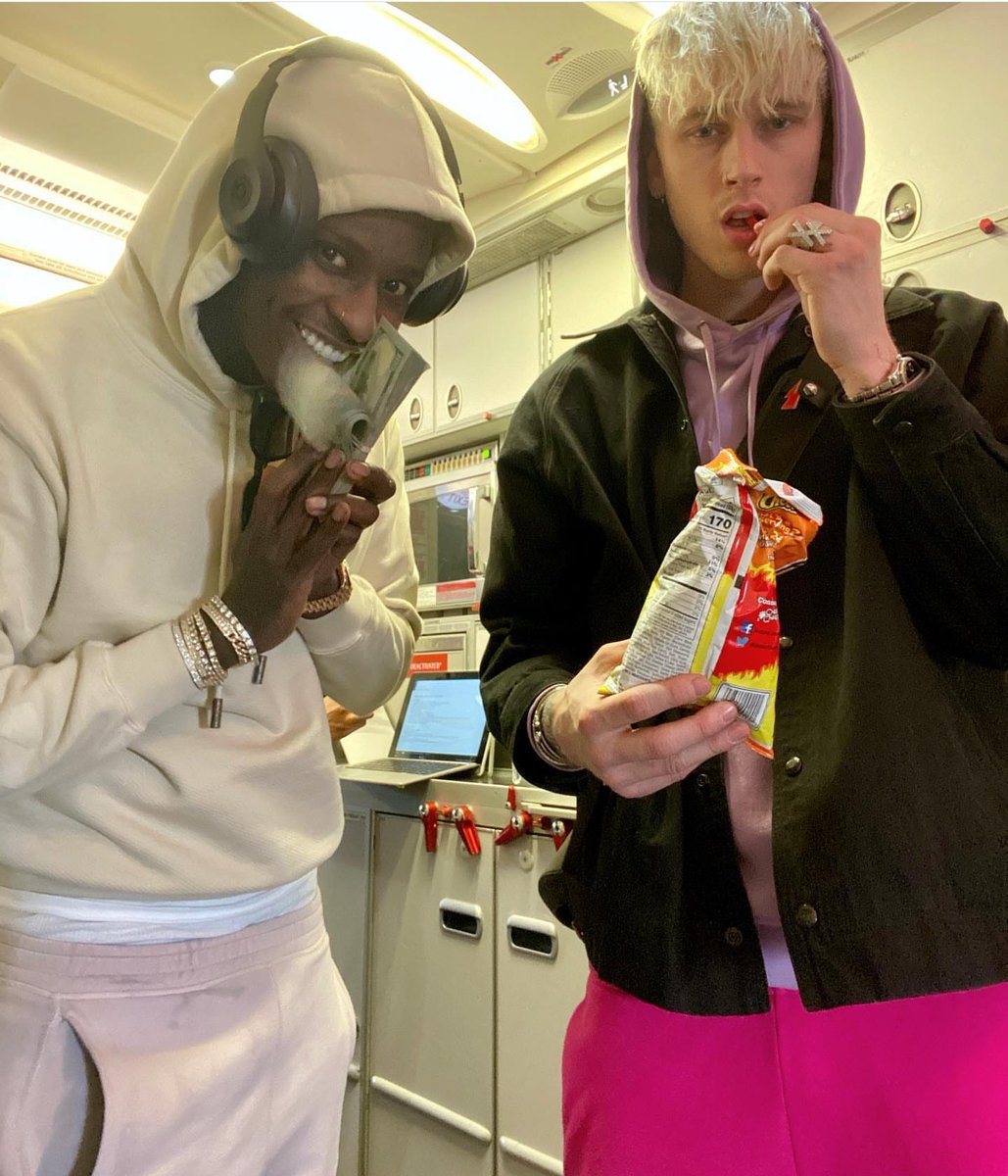 sonofcol's tweet photo. Machine Gun Kelly wearing hoodies: a thread 🤗🤗 https://t.co/lcAaJom2lq