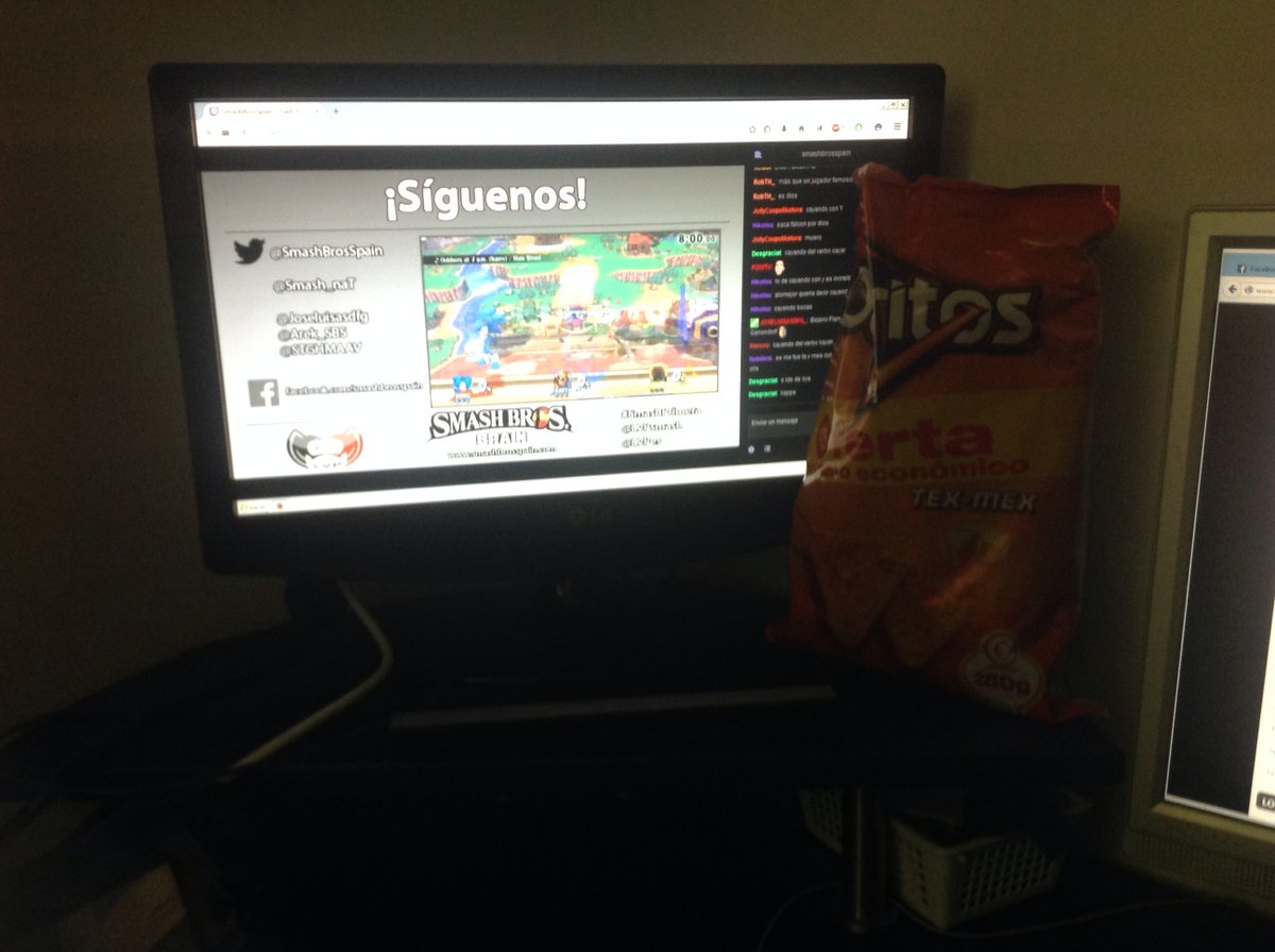 STGHMAAV's tweet photo. BUA una foto de yo viendo #SmashPrimera con una bolsa de Doritos. Momento gamer con @SmashBrosSpain https://t.co/2ZbSMhxk7K