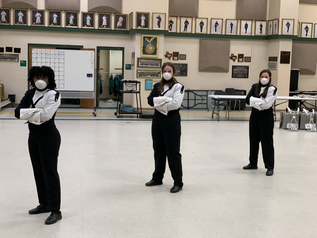 jochoa85's tweet photo. Finally got the chance to take our 2020 Drum Major pics for the wall! Covid Edition! @battlinbearband https://t.co/GqpariE9Fv