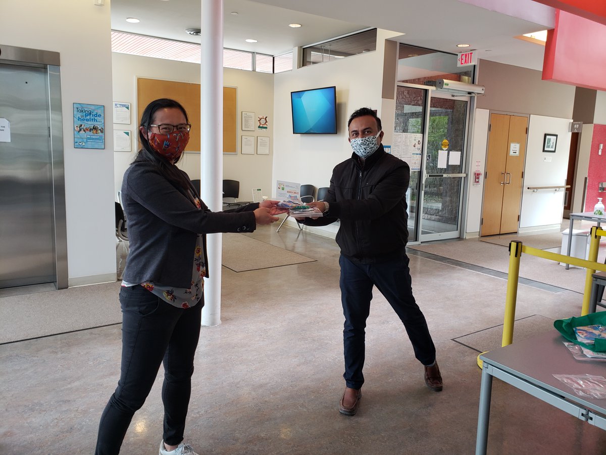 AccessAlliance's tweet photo. Our #HiddenSmiles project aims to produce thousands of masks to help #FlattenTheCurve Earlier today our East Hub manager #RejwanKarim delivered masks to @eastendchc 
#hear4thevulnerable #gotyoucovered https://t.co/QJqLEZw411