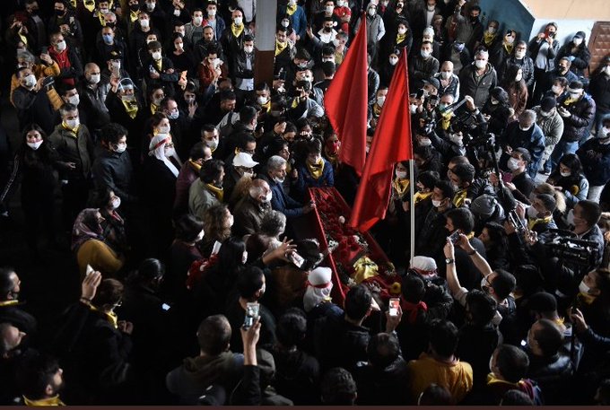 İsmi cenaze.
Bir tane ağlayan yok.
Biber gazı, gözyaşartıcı attık. 
Ağlamalarına yardımcı olmak için. 
İyilik de yaramıyor.

#DirenGazi