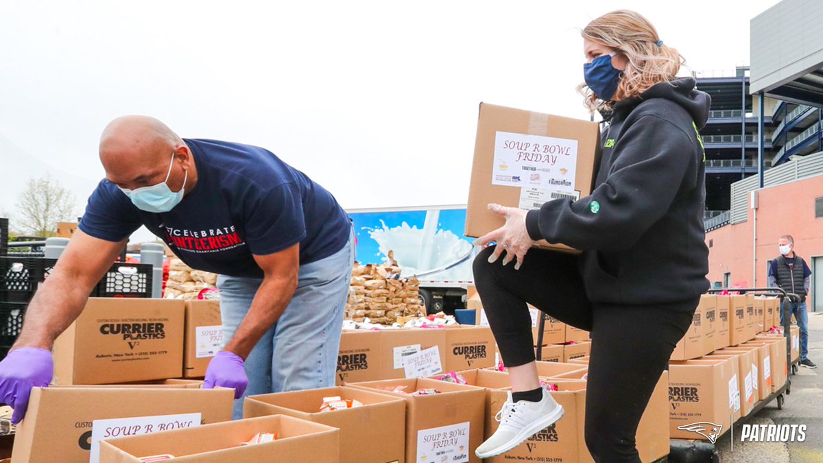 More than 1⃣0⃣0⃣0⃣ meals for #MothersDay weekend!

As part of #Food4Vets, the #Patriots Foundation, @NERevolution & MA Military Support helped distribute meals & flowers to local veterans & Gold Star families in need.