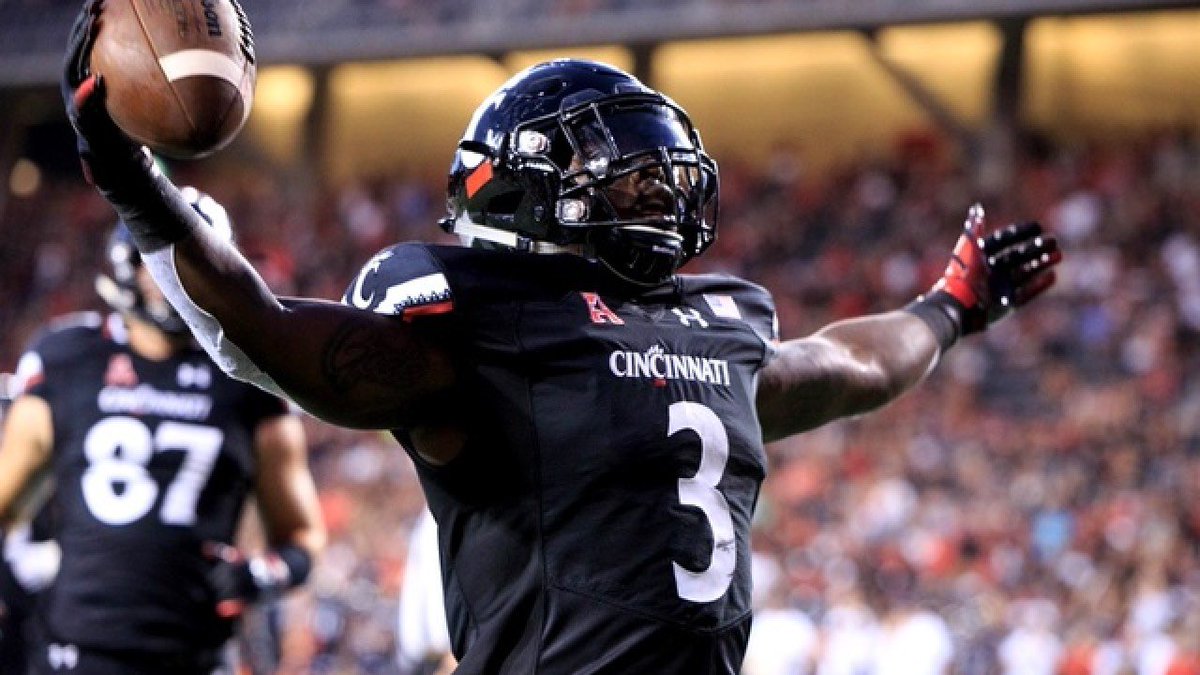 glenie_cross's tweet photo. Blessed to receive an Offer from the University of Cincinnati ‼️#bearcats @CoachDanEnos https://t.co/R3hnU7jEY8