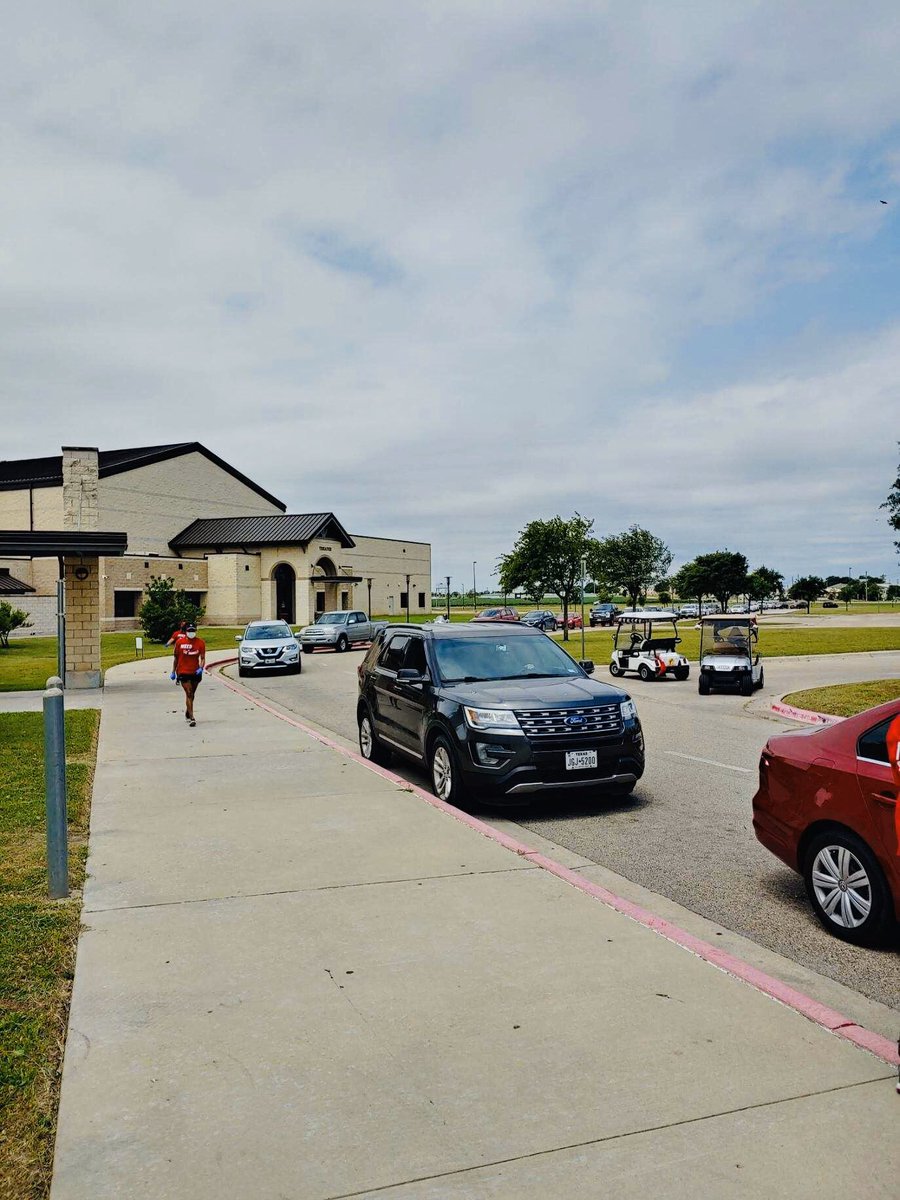 LaToyaEaster1's tweet photo. We celebrated the end of Teacher Appreciation Week (the week that is really infinite) with a drive-through ice cream parTAY, gave a lil something extra special to our teachers, and they dropped off A LOT of special somethings for seniors...🤫 TEACHERS. AMAZING. #GISDAppreciates https://t.co/GMWS9WRZJ1